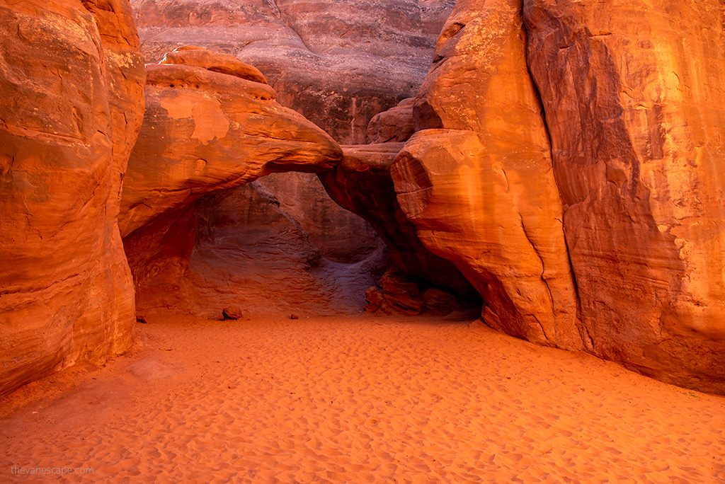 Sand Dune Arch orange rock formation.