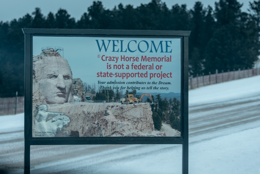 Welcome sing to Crazy Horse with inscription on it that Crazy Hores Memorial is not a federal or state-supported project.