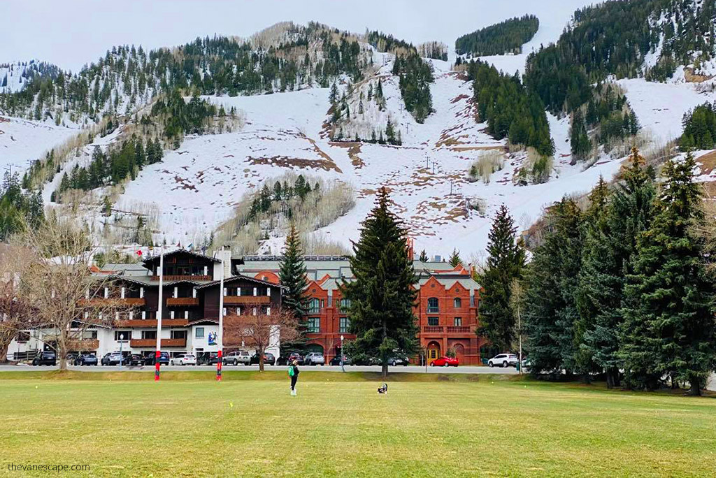Hotel in Aspen with mountain scenery in the backdrop.