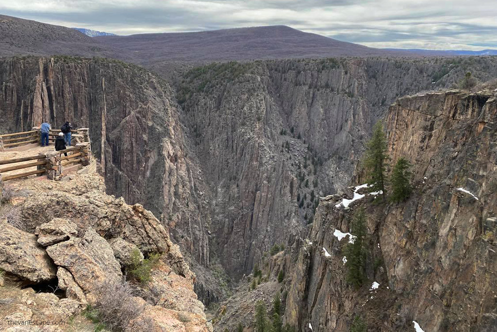 people at overlook in Black Canyon of the Gunnison