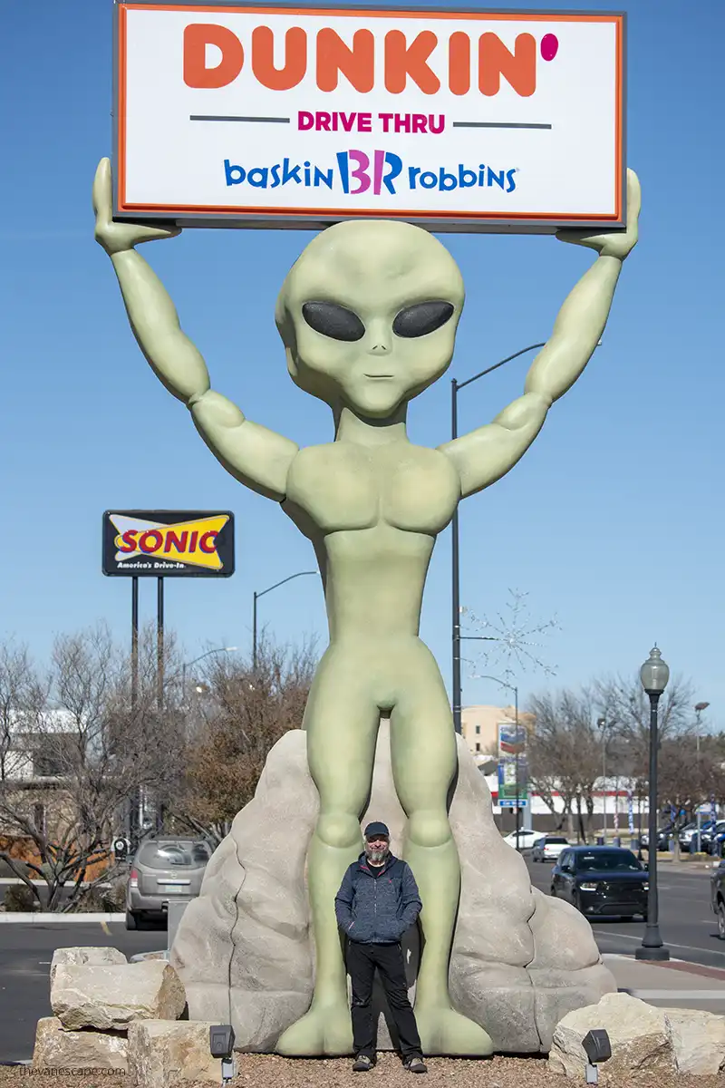 Chris Labanowski, co-owner of the Van Escape blog, with huge Alien statue neext to Dunkin Drive Thrue in Roswell. 