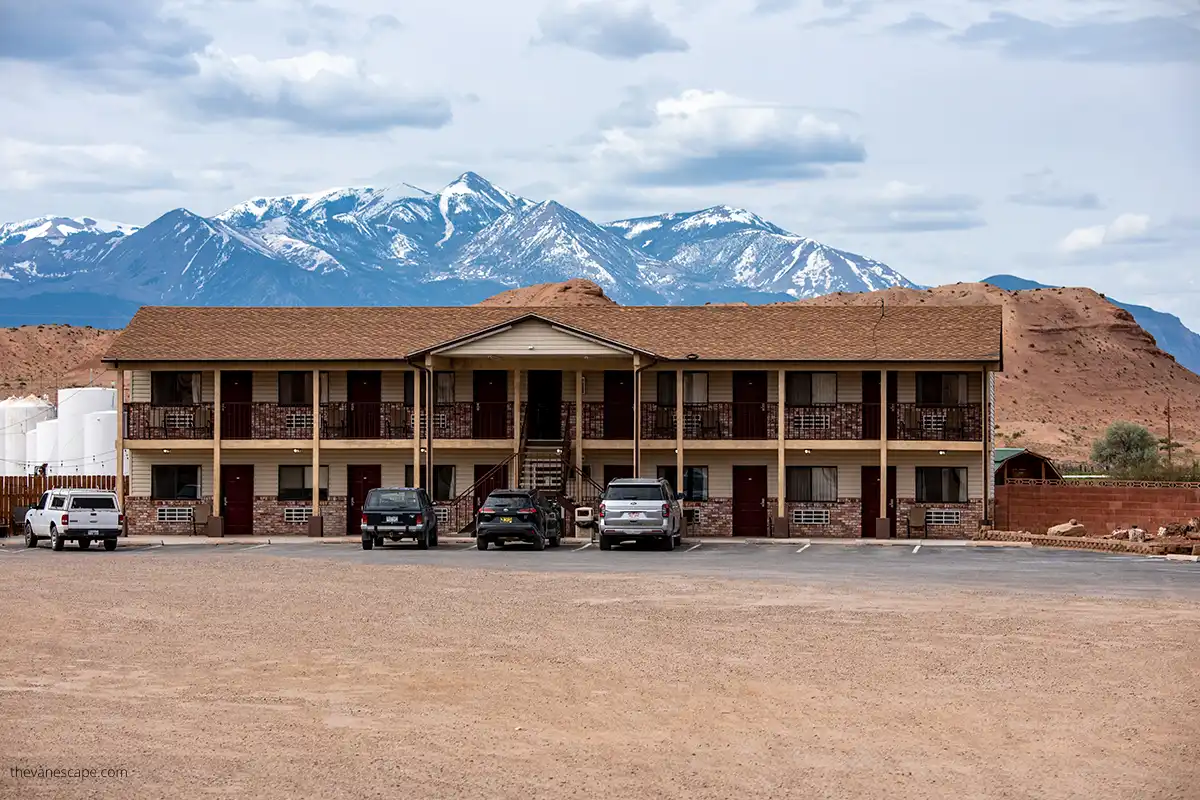 Whispering Sands Motel in Hanksville with stunning mountains in the backdrop.