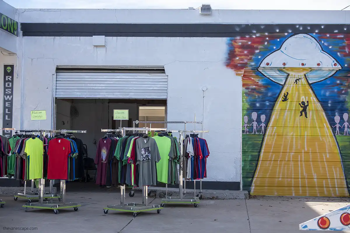 murals and suvenirs shops in Roswell. 